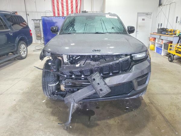 2025 JEEP GRAND CHEROKEE Laredo, Altitude