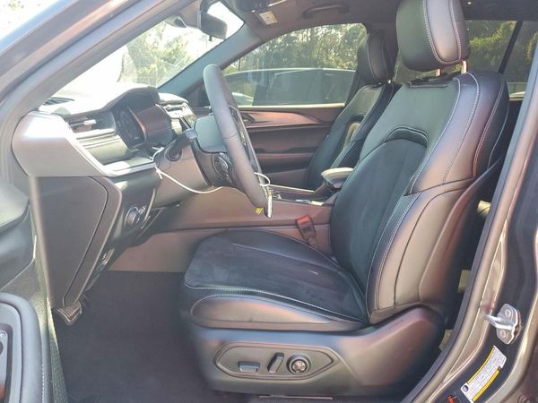2025 JEEP GRAND CHEROKEE Laredo, Altitude