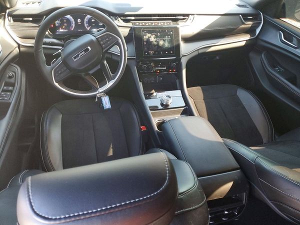 2025 JEEP GRAND CHEROKEE Laredo, Altitude