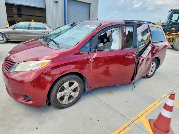 2015 TOYOTA SIENNA