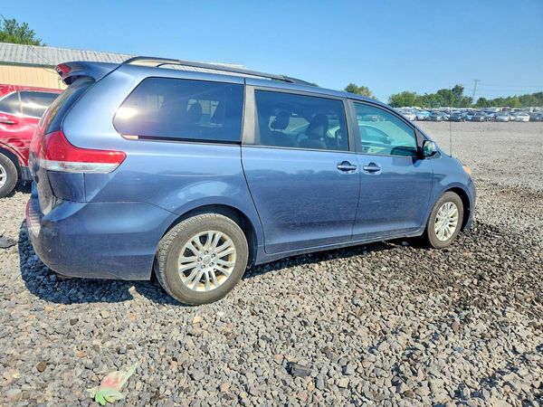2013 TOYOTA SIENNA