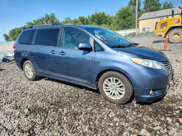 2013 TOYOTA SIENNA