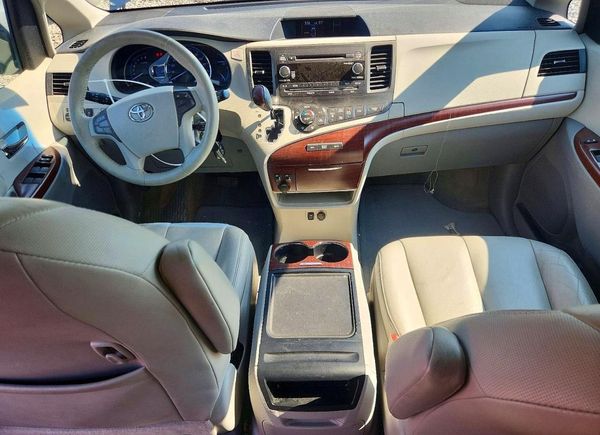 2013 TOYOTA SIENNA