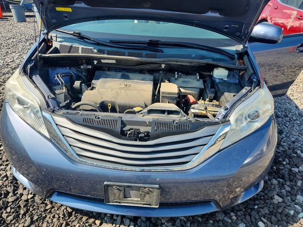 2013 TOYOTA SIENNA