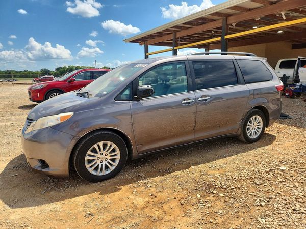 2017 TOYOTA SIENNA