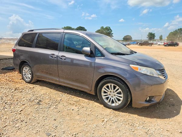 2017 TOYOTA SIENNA