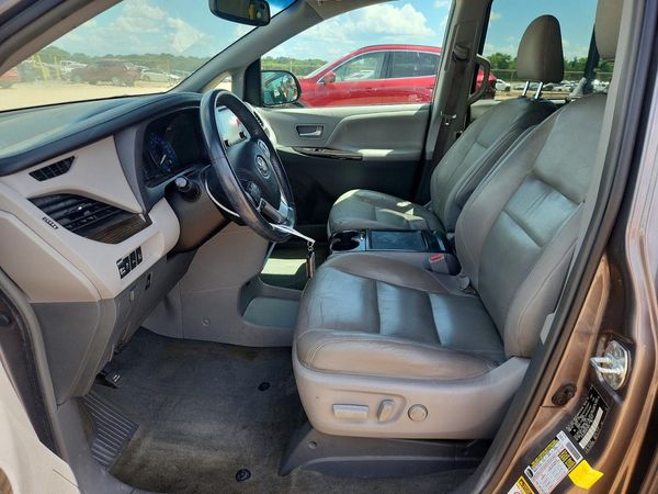 2017 TOYOTA SIENNA
