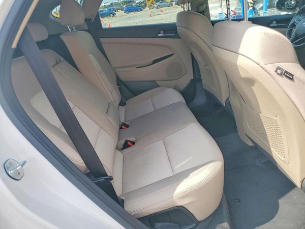 2017 HYUNDAI TUCSON SE (no options)