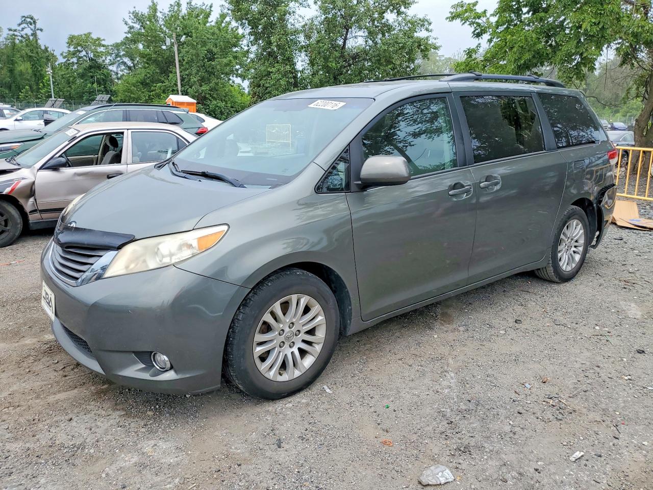 2014 TOYOTA SIENNA