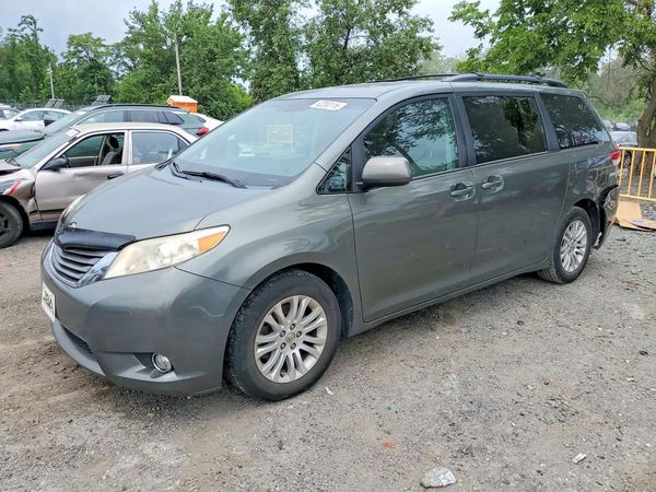 2014 TOYOTA SIENNA