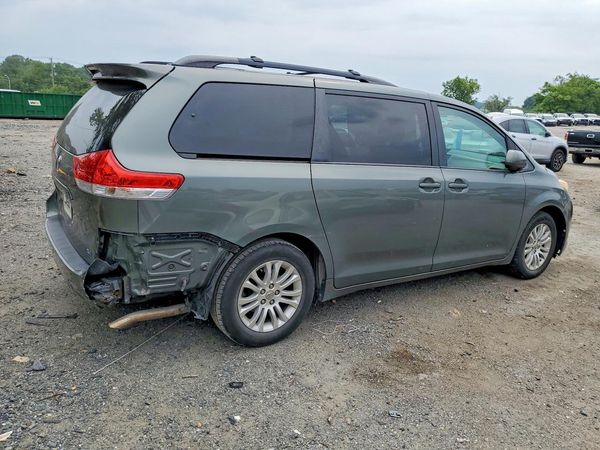 2014 TOYOTA SIENNA