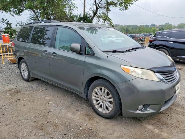 2014 TOYOTA SIENNA
