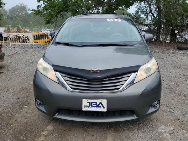 2014 TOYOTA SIENNA