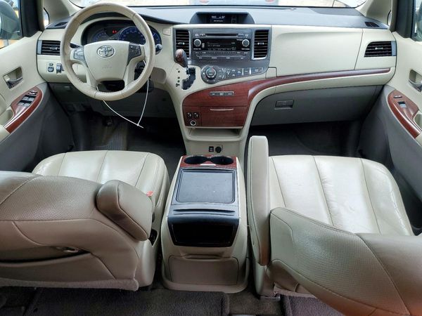 2014 TOYOTA SIENNA