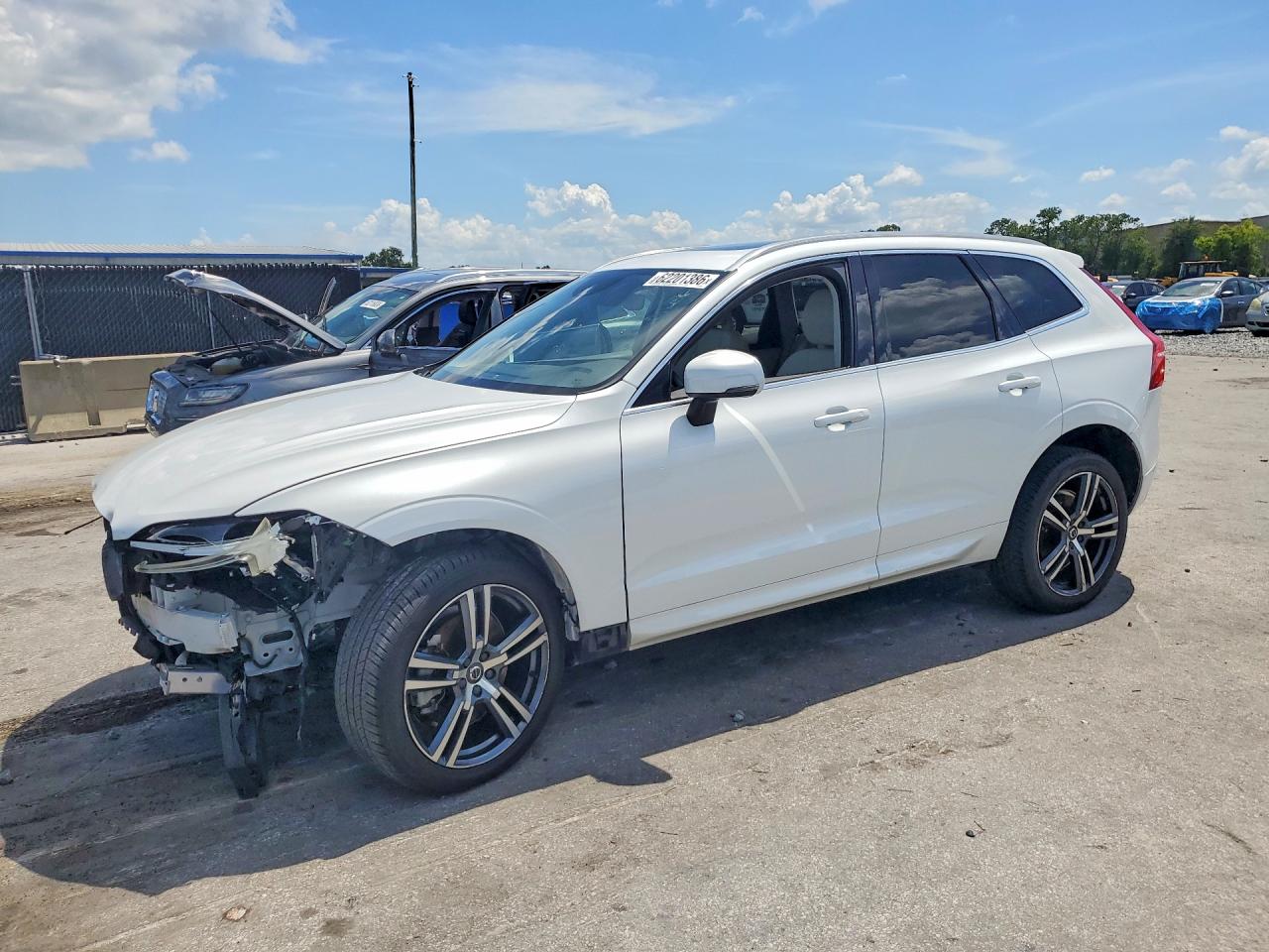 2018 VOLVO XC60 Momentum