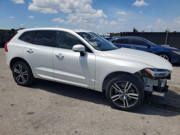 2018 VOLVO XC60 Momentum