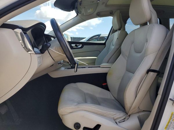 2018 VOLVO XC60 Momentum