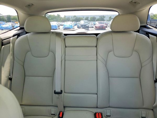 2018 VOLVO XC60 Momentum