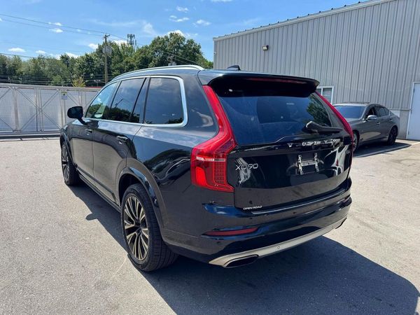 2020 VOLVO XC90 Momentum