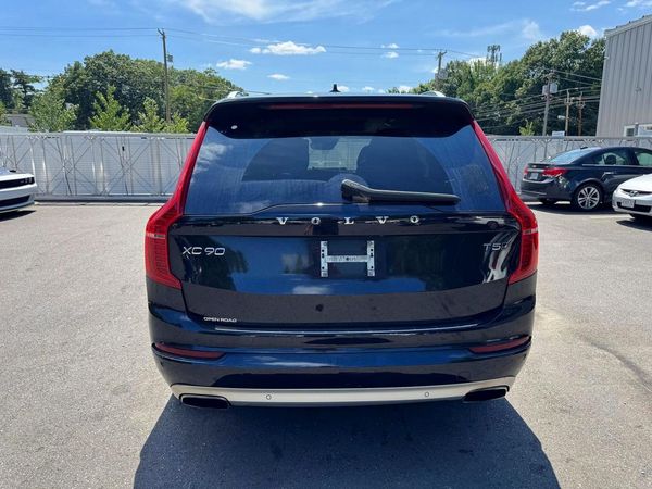 2020 VOLVO XC90 Momentum