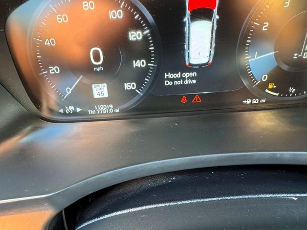2020 VOLVO XC90 Momentum