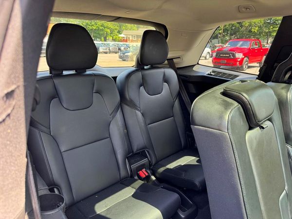 2020 VOLVO XC90 Momentum