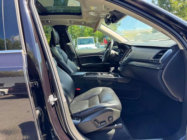 2020 VOLVO XC90 Momentum