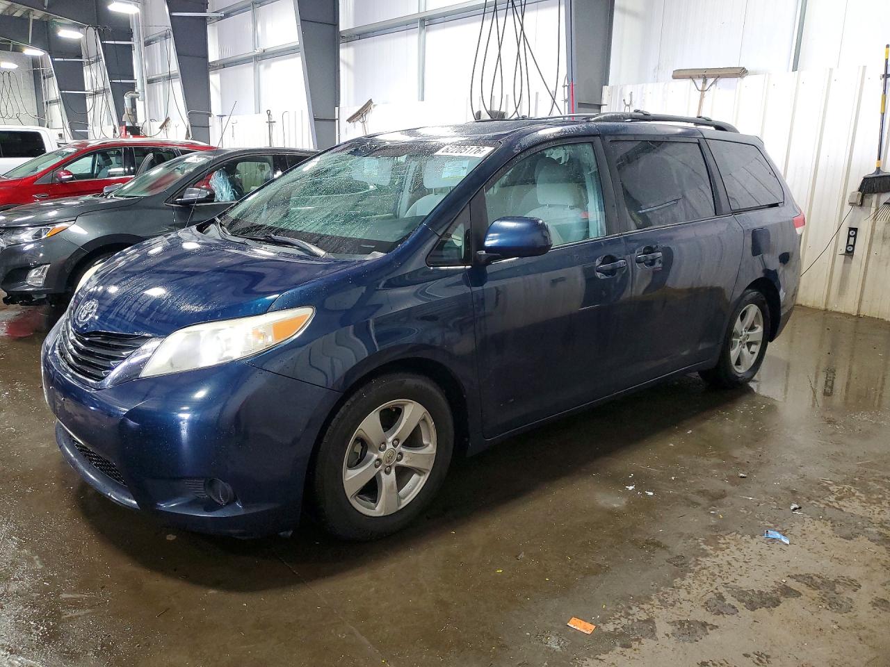 2012 TOYOTA SIENNA