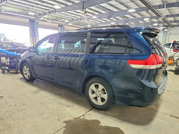 2012 TOYOTA SIENNA