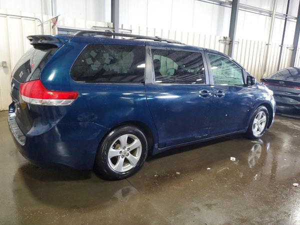 2012 TOYOTA SIENNA