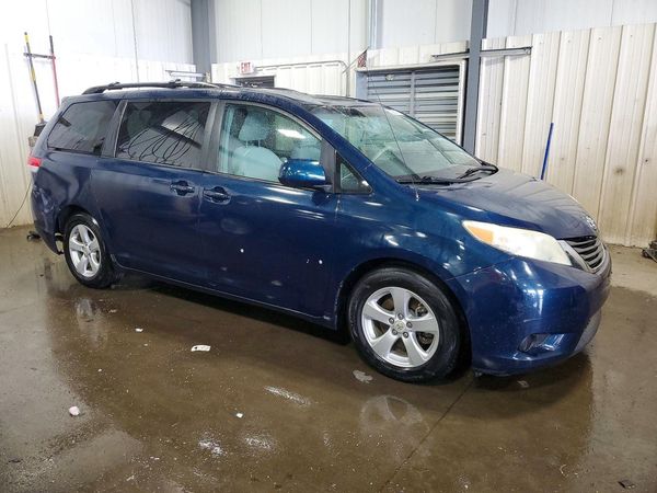 2012 TOYOTA SIENNA