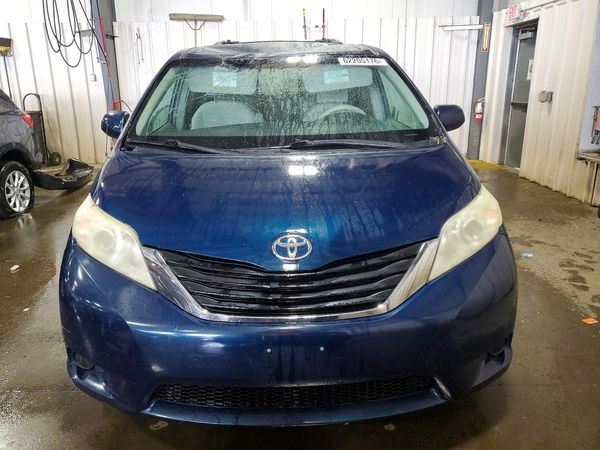2012 TOYOTA SIENNA