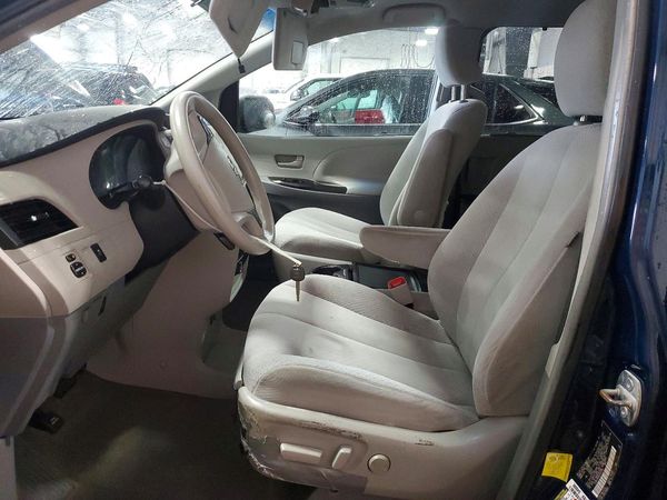 2012 TOYOTA SIENNA