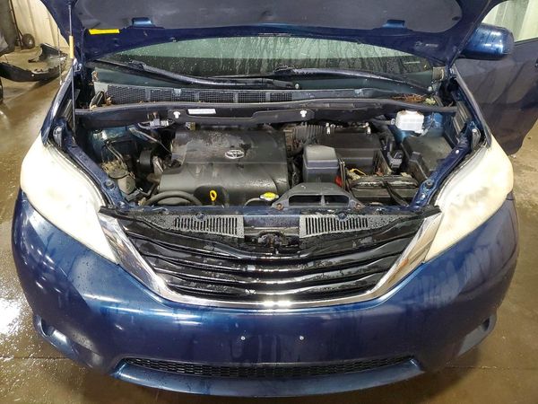2012 TOYOTA SIENNA