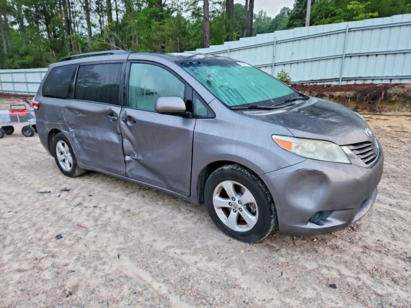 2016 TOYOTA SIENNA