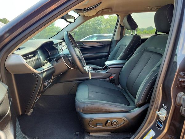 2023 JEEP GRAND CHEROKEE Laredo, Altitude
