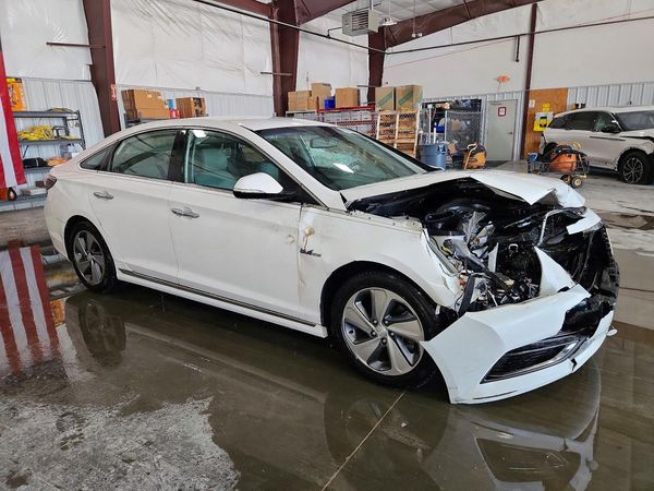 2016 HYUNDAI SONATA GLS (Middle)