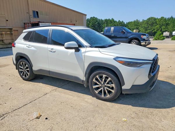 2024 TOYOTA COROLLA CROSS XLE