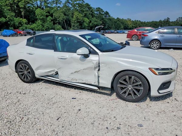 2021 VOLVO S60 Momentum