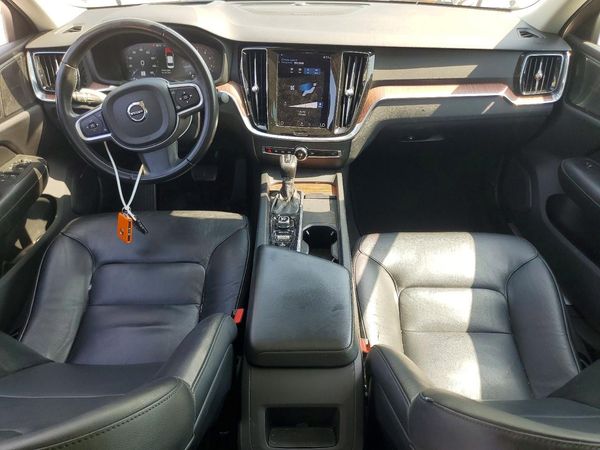 2021 VOLVO S60 Momentum