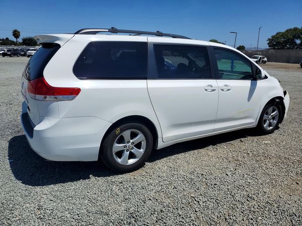 2012 TOYOTA SIENNA