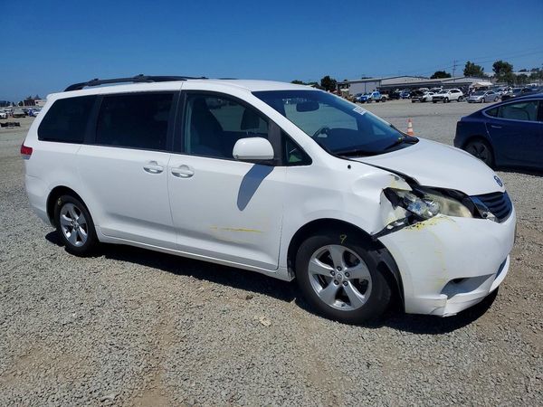 2012 TOYOTA SIENNA
