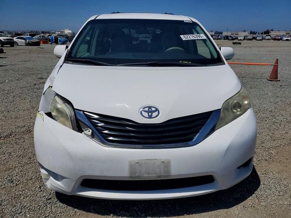 2012 TOYOTA SIENNA