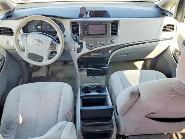 2012 TOYOTA SIENNA