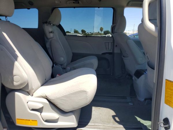 2012 TOYOTA SIENNA