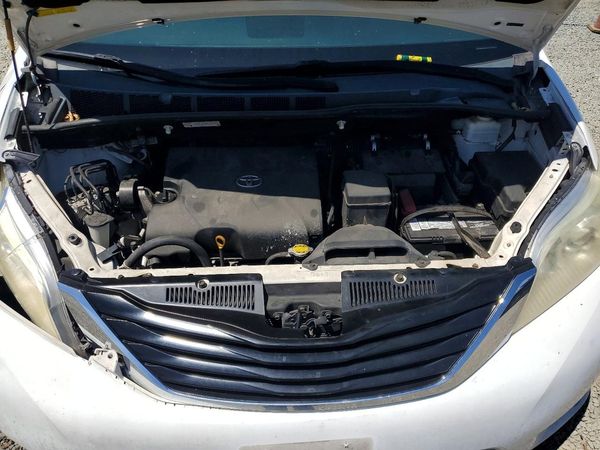 2012 TOYOTA SIENNA