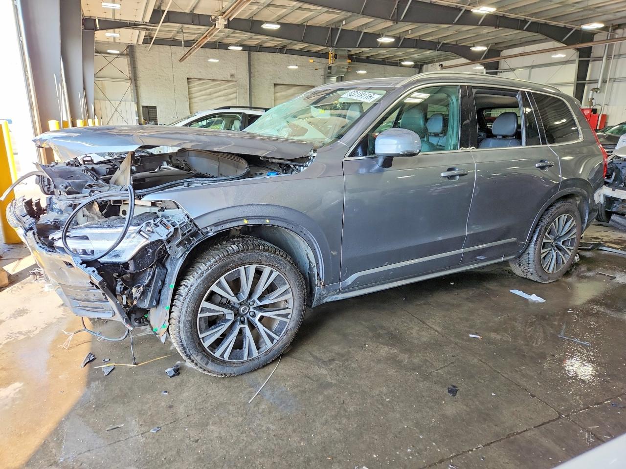 2020 VOLVO XC90 Momentum — Front 3/4