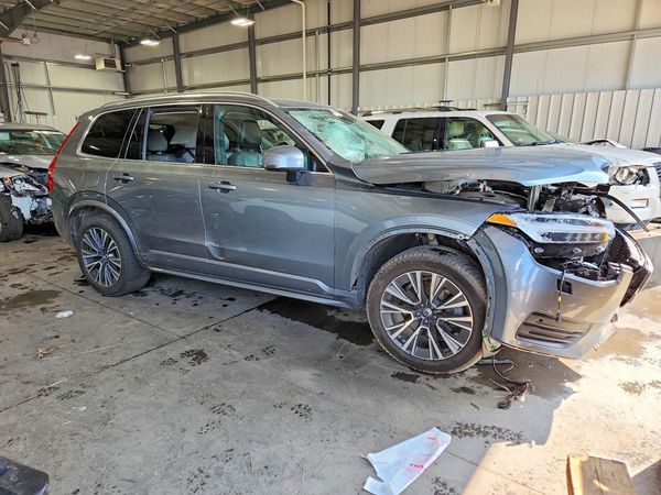 2020 VOLVO XC90 Momentum — Passenger 3/4