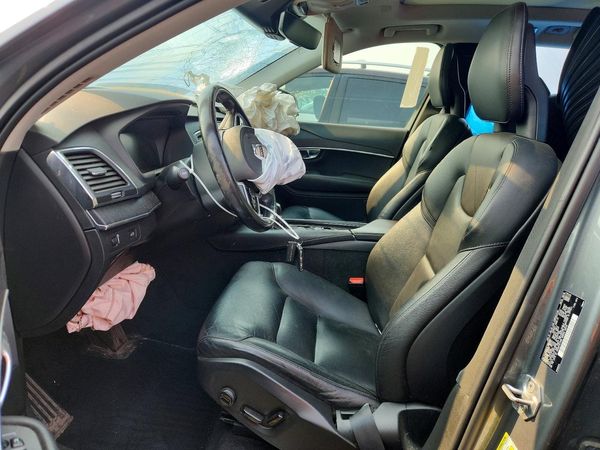 2020 VOLVO XC90 Momentum — DENT