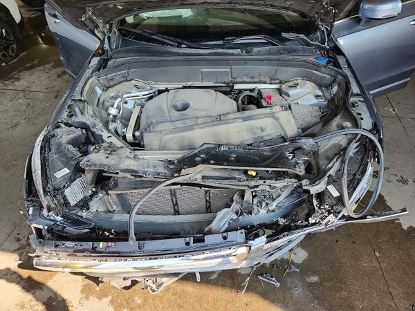 2020 VOLVO XC90 Momentum — Engine bay